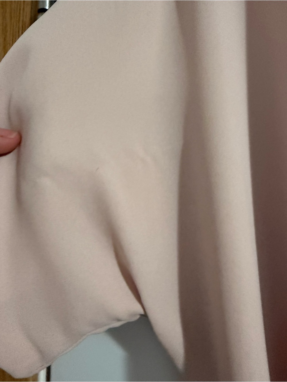 45. Aritzia Babaton Wallace Wrap Dress
Soft Blush Small - Picture 4 of 9